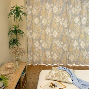 大小の花が集まって一つのモチーフを作り出す北欧調遮光カーテン IHANA グレー 1枚入り - TOCO LIFE