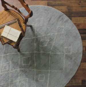 コットン100%の柔らかな肌触りと素朴な風合いが人気のベニワレンラグ ERIVAN OVAL-GREY- RUG グレー