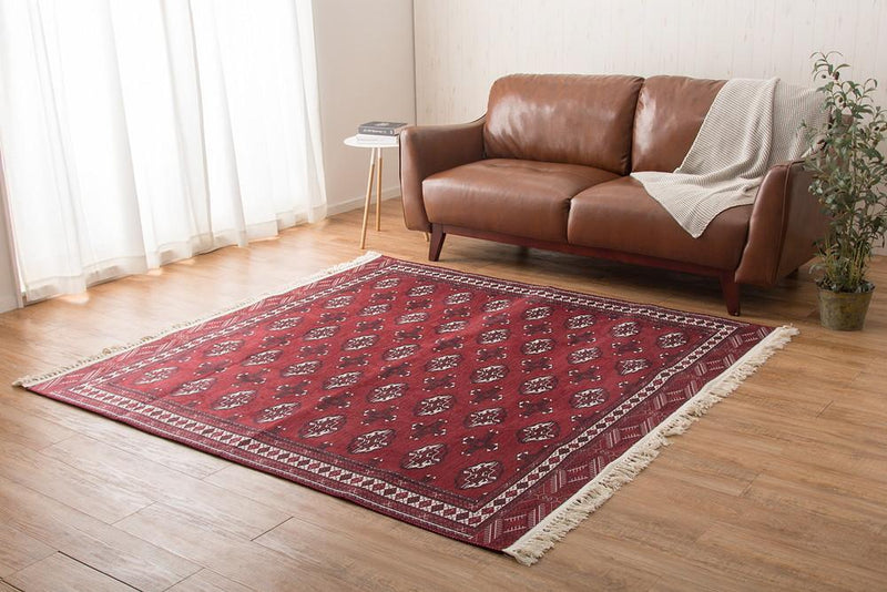 繊細なデザインが特徴的なトルクメン絨毯風プリントラグ MARUFU 