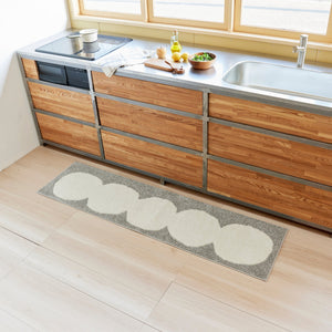 お団子が並んでいる大胆なデザインのキッチンマット オダンゴマット アイボリー