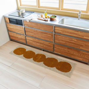 お団子が並んでいる大胆なデザインのキッチンマット オダンゴマット イエロー