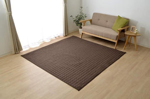 光沢のある生地でシンプルで高級感を持たせたキルトラグ コルム 3サイズ ブラウン - TOCO LIFE