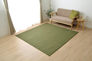 光沢のある生地でシンプルで高級感を持たせたキルトラグ コルム 3サイズ グリーン - TOCO LIFE