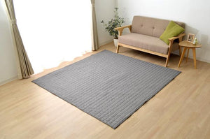 光沢のある生地でシンプルで高級感を持たせたキルトラグ コルム 3サイズ グレー - TOCO LIFE