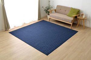 光沢のある生地でシンプルで高級感を持たせたキルトラグ コルム 3サイズ ネイビー - TOCO LIFE