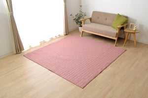 光沢のある生地でシンプルで高級感を持たせたキルトラグ コルム 3サイズ ローズ - TOCO LIFE