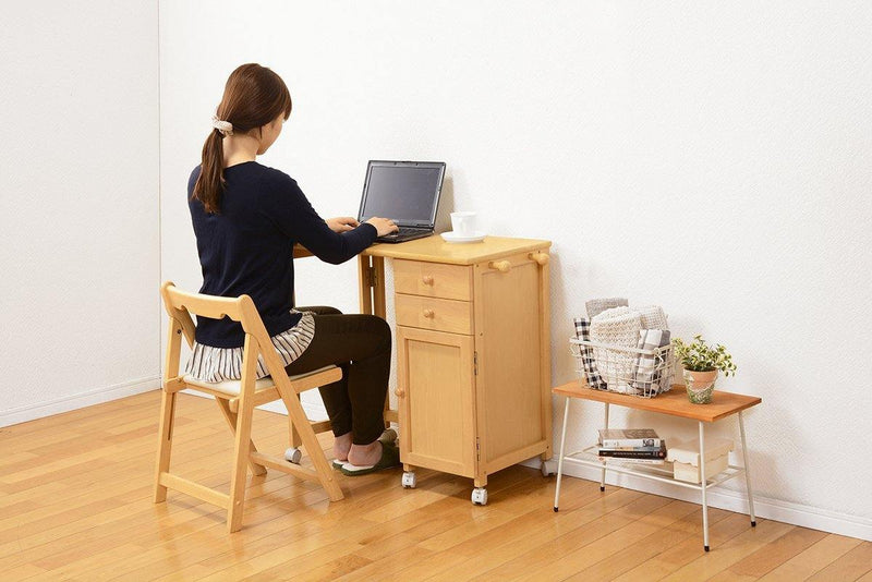 使わないときは天板をたたんで収納できるキャスター付きデスクテーブル