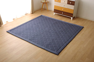 伸縮性のある柔らか素材のニット調キルトラグ アルバ 2サイズ ブルー - TOCO LIFE