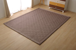 伸縮性のある柔らか素材のニット調キルトラグ アルバ 2サイズ ブラウン - TOCO LIFE