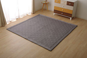 伸縮性のある柔らか素材のニット調キルトラグ アルバ 2サイズ グレー - TOCO LIFE