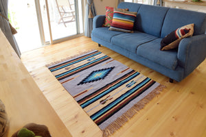 お洒落なネイビティブ柄ラグ AZUMA-10 - TOCO LIFE