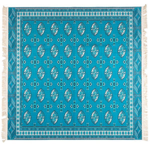 繊細なデザインが特徴的なトルクメン絨毯風プリントラグ MARUFU-306 ターコイズ ターコイズ - TOCO LIFE