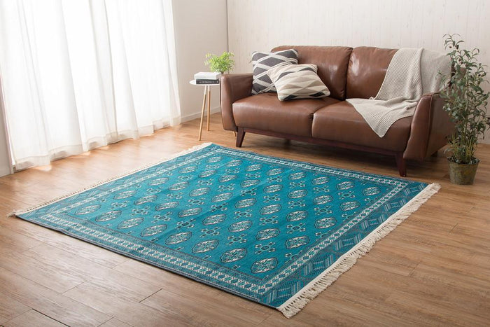 繊細なデザインが特徴的なトルクメン絨毯風プリントラグ MARUFU-306 ターコイズ