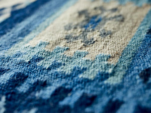 カラフルでかわいい色使いとやわらかな踏みごこちのウールラグマット CAPRA 4サイズ ブルー - TOCO LIFE