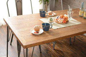 クールなイメージのアイアンとマンゴー材を組み合わたスタイリッシュなダイニングテーブル IAN - TOCO LIFE