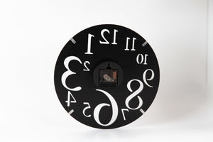 アーティンスティックなデザインのモダンな掛け時計 ARTELO - TOCO LIFE