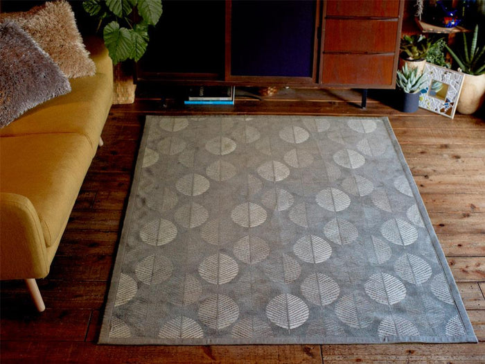 合わせるものを選ばないシンプルなスタイルの手織りラグマット SHUKA リーフ 5サイズ グレー