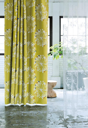 綺麗なシルエットの植物を大胆かつ繊細に並べたデザインの遮光カーテン KUKKA イエロー 1枚入り - TOCO LIFE