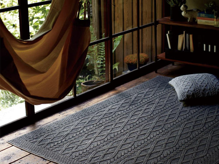 和の雰囲気にも合う縄編み風デザインのインド製手編みラグマット MANICA 3サイズ ブラック