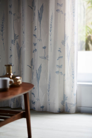 フィンランドの自然の要素からインスパイアされたデザインのカーテン THE THIN ONES ブルー 1枚入り - TOCO LIFE
