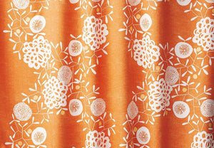 リースを大らかに構成したデザインの遮光ドレープカーテン HANAKAZARI オレンジ 1枚入り - TOCO LIFE