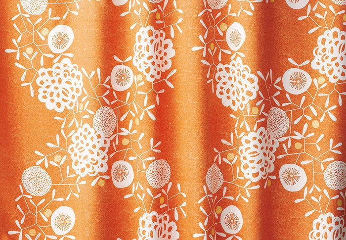 リースを大らかに構成したデザインの遮光ドレープカーテン HANAKAZARI オレンジ 1枚入り