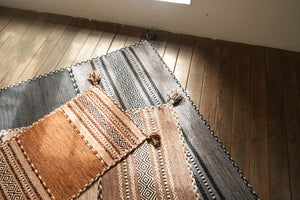 お洒落な手織り風ラグ AZUMA-5 グレー - TOCO LIFE