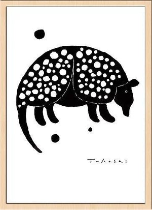 味のあるタッチで描かれたモノクロ動物のアートポスター「アルマジロ」 - TOCO LIFE